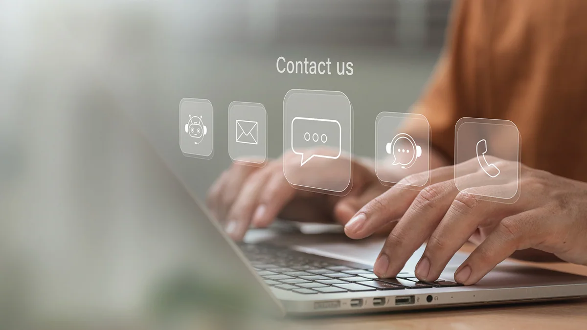 Konica Minolta bizhub vCare yazılımını gösteren ofis bilgisayarı ekranı