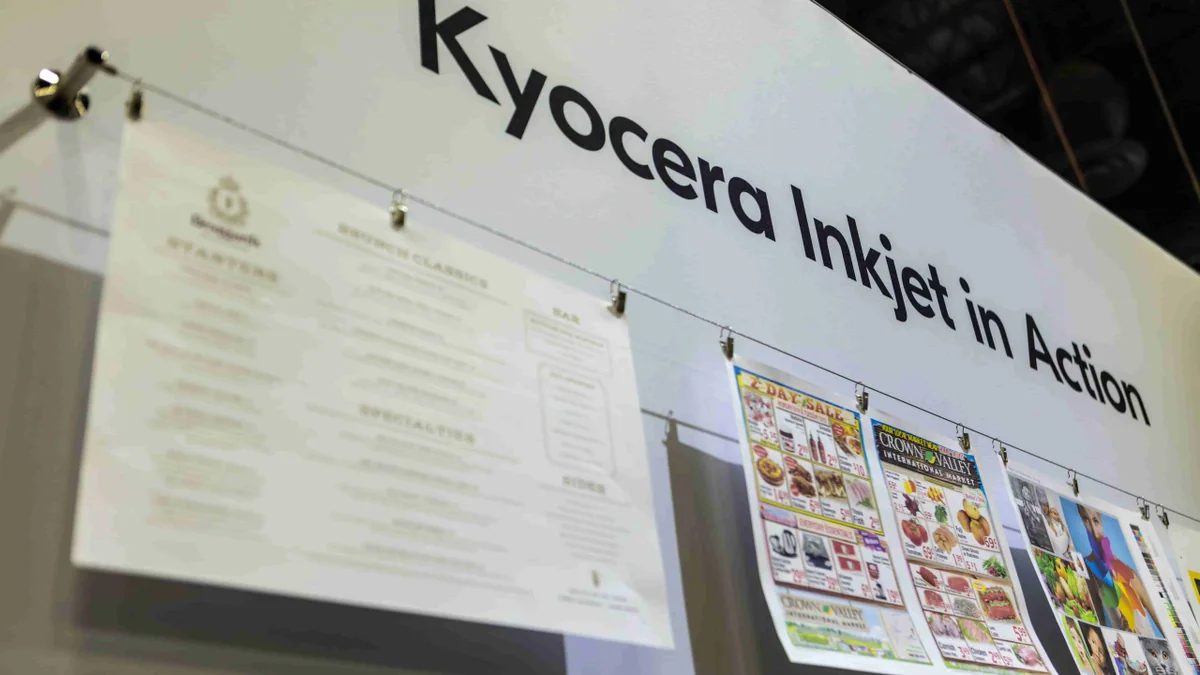 Üretim ortamında çalışan inkjet baskı sistemi ve kontrol paneli