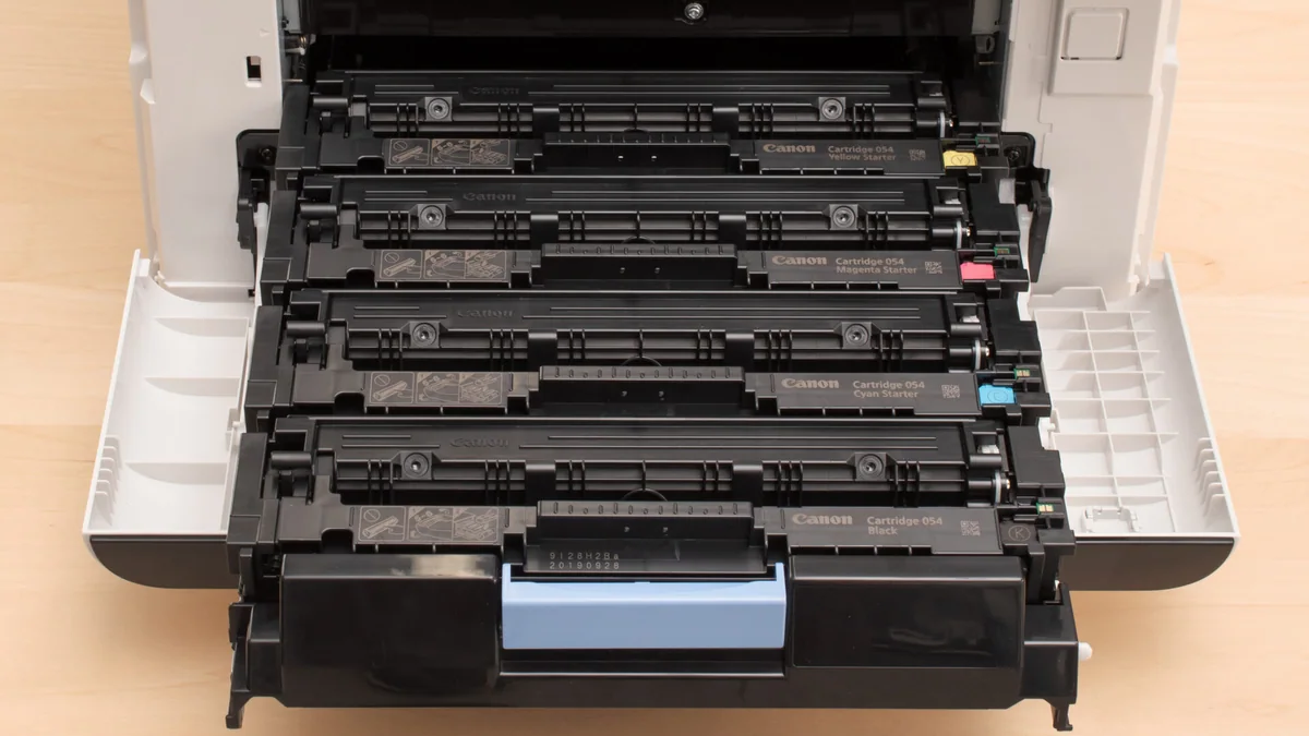 Canon çok fonksiyonlu yazıcıya takılmış toner kartuşu ve yazıcı ekranındaki uyarı