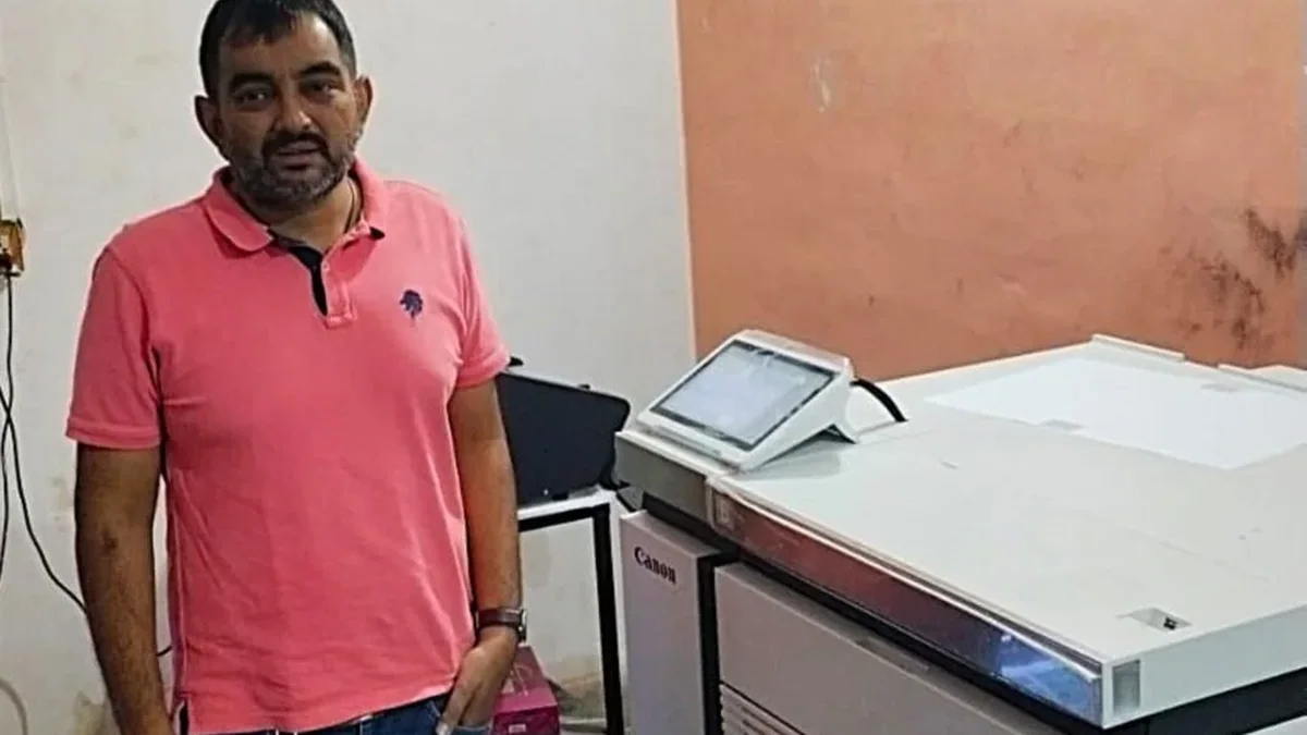 Canon imagePRESS V700 kompakt dijital renkli üretim presi ve kâğıt besleme ünitesi