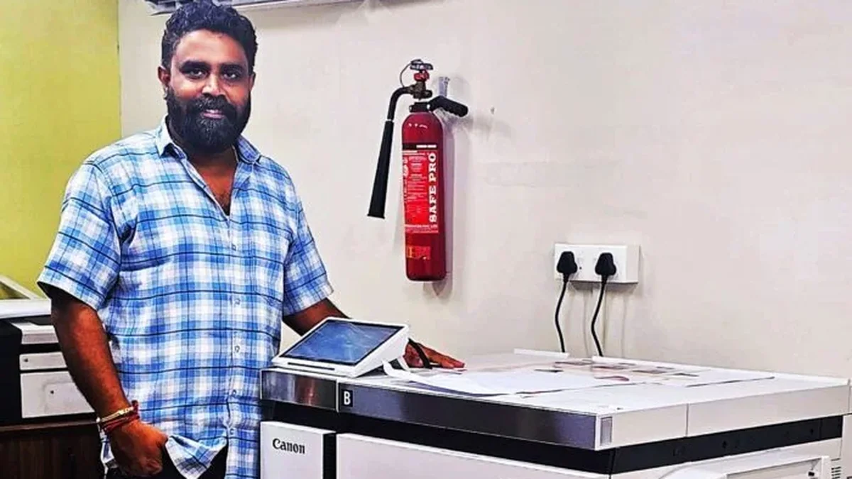 Canon imagePRESS V900 dijital renkli üretim presinin çıkış ünitesi