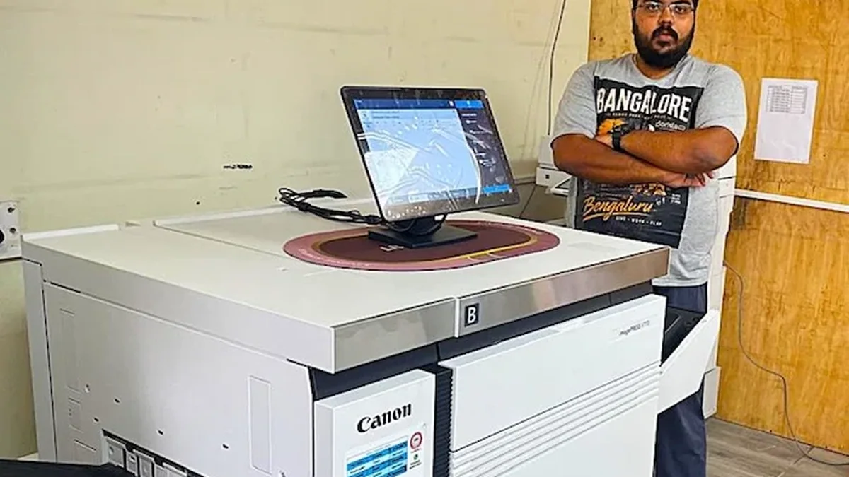 Canon imagePRESS V770 dijital pres ve yanında geniş format baskı makineleri