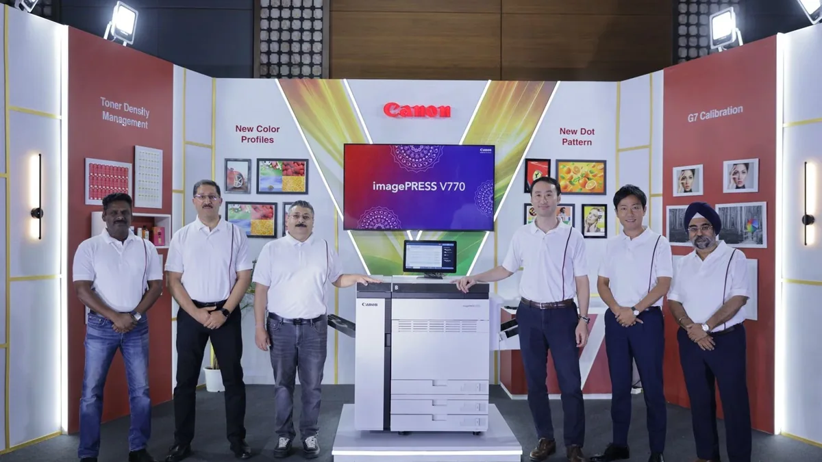 Canon imagePRESS V770 renkli üretim baskı makinesi ve kontrol paneli