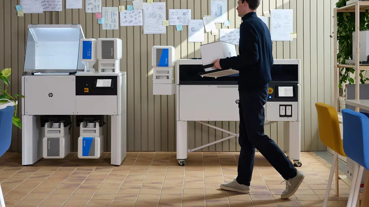 HP Multi Jet Fusion 1200 kompakt 3D yazıcı ve yanındaki üretim istasyonu
