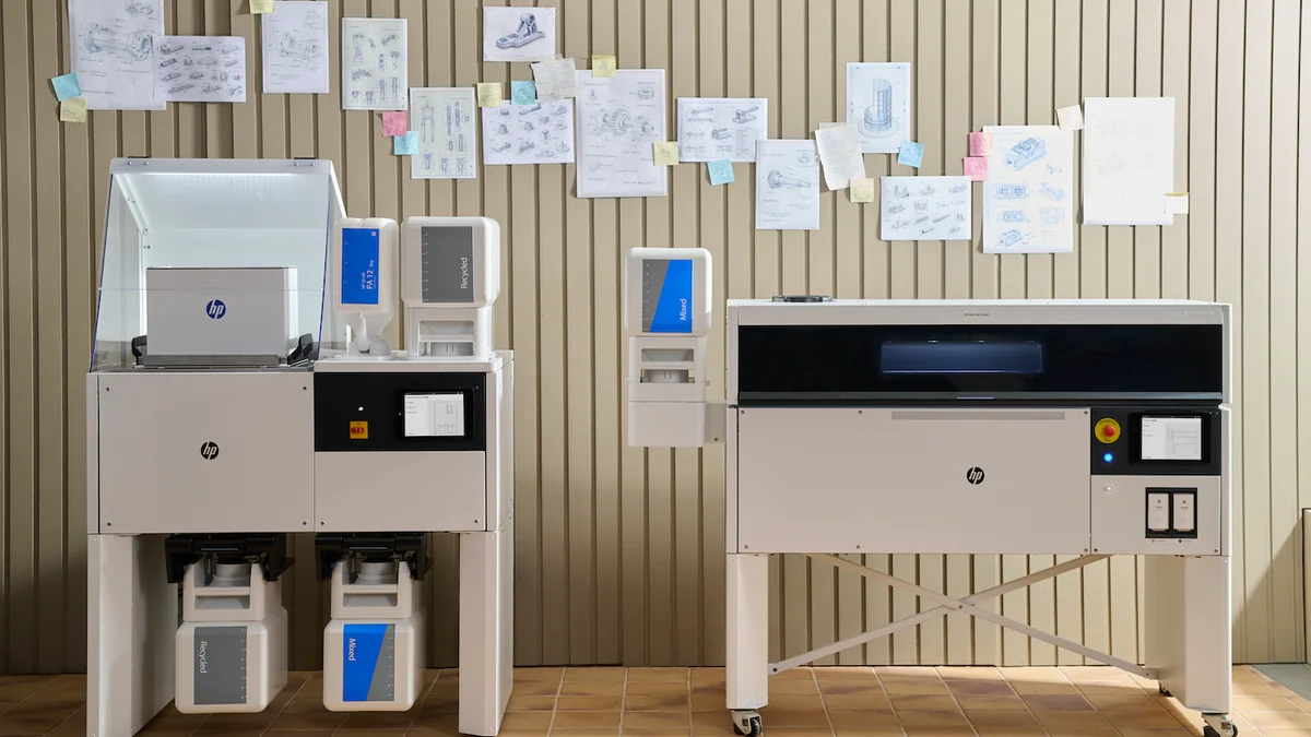 Fuar alanında sergilenen HP Multi Jet Fusion ve Metal Jet üretim sistemleri