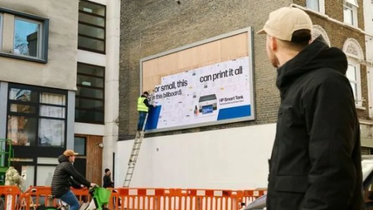 A4 sayfaların birleştirilmesiyle oluşturulan büyük açık hava reklam panosu