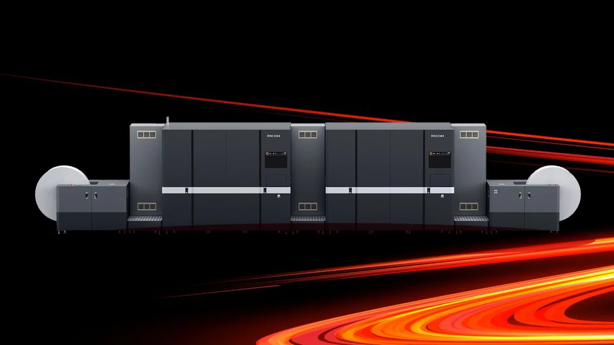 Ricoh standında sergilenen tabaka beslemeli renkli üretim baskı presi